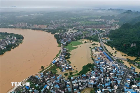 Mực nước sông dâng cao do mưa lớn tại Khu tự trị Choang Quảng Tây, Trung Quốc, ngày 4/6/2022. (Ảnh: THX/TTXVN)