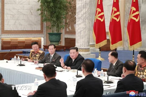 Nhà lãnh đạo Triều Tiên Kim Jong-un (giữa) chủ trì cuộc họp mở rộng của Ủy ban Quân sự Trung ương Đảng Lao động Triều Tiên, ngày 21/6/2022. (Ảnh: AFP/TTXVN)