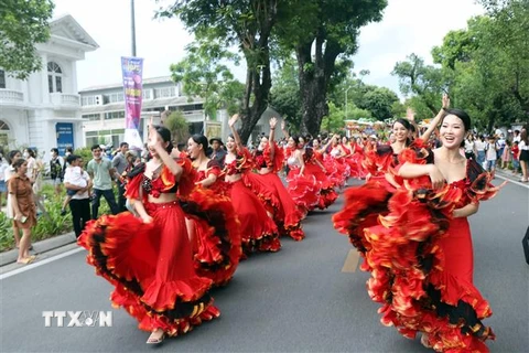 Các vũ công diễu hành trên các tuyến phố chính của thành phố Huế. (Ảnh: Đỗ Trưởng/TTXVN)