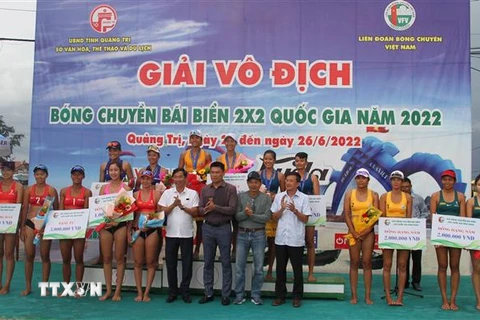 Ban tổ chức trao giải cho các vận động viên ở nội dung bóng chuyền nữ. (Ảnh: Thanh Thủy/TTXVN)