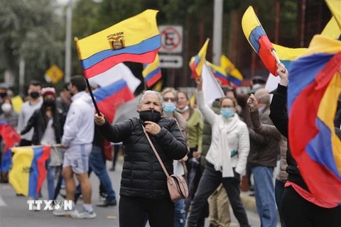 Biểu tình yêu cầu chính phủ giảm giá nhiên liệu tại Quito, Ecuador, ngày 18/6/2022. (Ảnh: AFP/TTXVN)