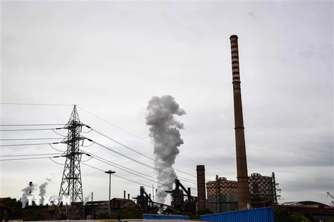 Khí thải phát ra từ một nhà máy thép ở Taranto, Italy ngày 7/11/2019. (Ảnh: AFP/TTXVN)