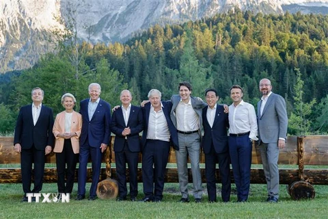 Các đại biểu chụp ảnh chung tại Hội nghị thượng đỉnh Nhóm các nền công nghiệp phát triển hàng đầu thế giới (G7) ở lâu đài Elmau thuộc bang Bayern (Đức), ngày 26/6/2022. (Ảnh: AFP/TTXVN)