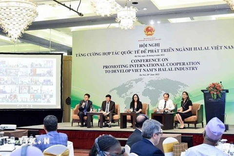 Hội nghị “Tăng cường hợp tác quốc tế để phát triển ngành Halal Việt Nam” theo hình thức trực tiếp kết hợp trực tuyến tại Hà Nội. (Ảnh: TTXVN phát)