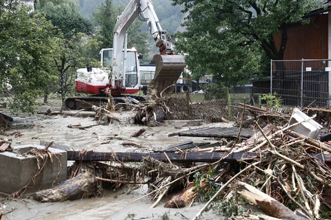 Máy xúc dọn dẹp đống đổ nát sau những trận lở đất do mưa lớn ở Treffen, thuộc quận Villach-Land của bang Carinthia, Áo ngày 29/6. (Nguồn: APA/AFP)