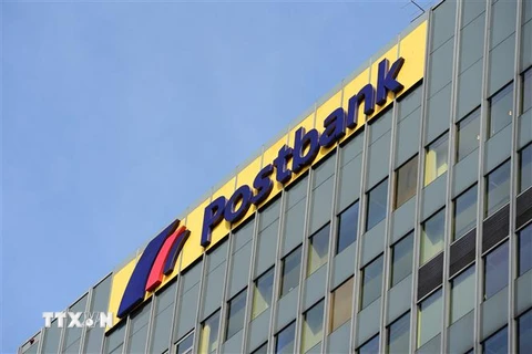 Biểu tượng ngân hàng Postbank tại một chi nhánh ở Berlin, Đức. (Ảnh: AFP/TTXVN)