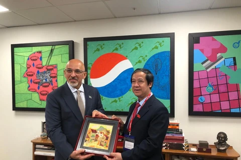 Bộ trưởng Nguyễn Kim Sơn tặng quà Bộ trưởng Nadhim Zahawi. (Ảnh: Minh Hợp/Vietnam+)