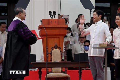 Ông Ferdinand Marcos Jr (thứ 2, phải) tuyên thệ nhậm chức Tổng thống Philippines tại thủ đô Manila, ngày 30/6/2022. (Ảnh: AFP/TTXVN)