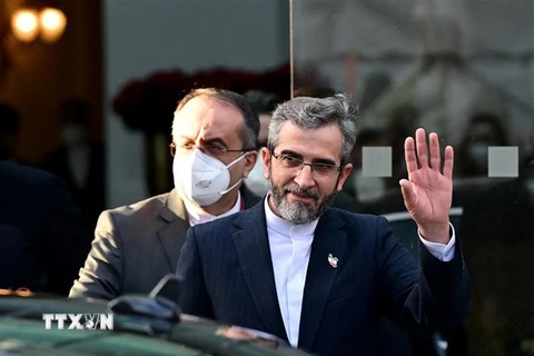 Trưởng đoàn đàm phán về khôi phục thỏa thuận hạt nhân của Iran Ali Bagheri Kani (phải) sau một cuộc họp ở Vienna, Áo, ngày 3/12/2021. (Ảnh: AFP/TTXVN)