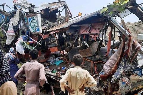 Hiện trường một vụ tai nạn xe buýt tại Pakistan. (Nguồn: AFP)