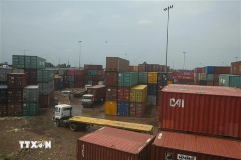 Các container hàng hóa được xếp gần khu vực cảng ở Kolkata, Ấn Độ. (Ảnh: AFP/TTXVN)