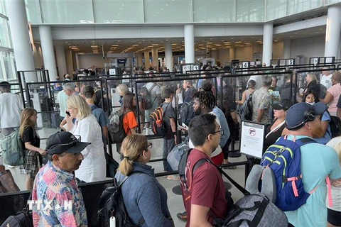 Hành khách chờ làm thủ tục tại sân bay Charlotte, bang North Carolina, Mỹ, ngày 2/7/2022. (Ảnh: AFP/TTXVN)