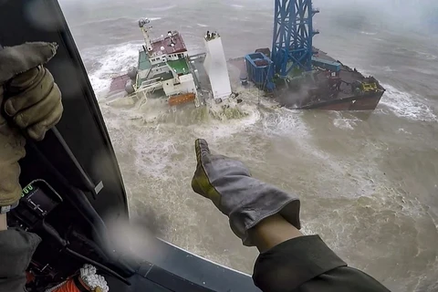 Con tàu vỡ đôi trong cơn bão Chaba ở ngoài khơi Khu hành chính đặc biệt Hong Kong (Trung Quốc), ngày 2/7/2022. (Ảnh: scmp.com)