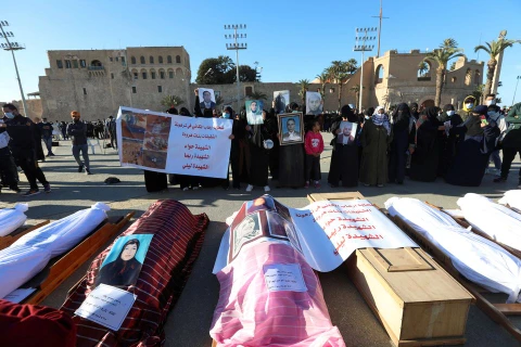 Các thi thể được khai quật từ một ngôi mộ tập thể ở Tarhouna, trước khi được cải táng ở Tripoli, Libya ngày 22/1/2021. (Nguồn: Reuters) 