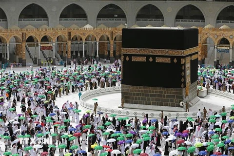 Các tín đồ Hồi giáo hành hương đến Thánh địa Mecca, Saudi Arabia, ngày 22/7/2021. (Ảnh: AFP/TTXVN)