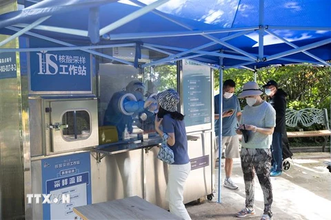 Nhân viên y tế lấy mẫu xét nghiệm COVID-19 cho người dân tại Thượng Hải, Trung Quốc. (Ảnh: THX/TTXVN)