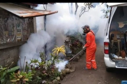 Phun hóa chất diệt muỗi tại Philippines. (Nguồn: pna.gov.ph)