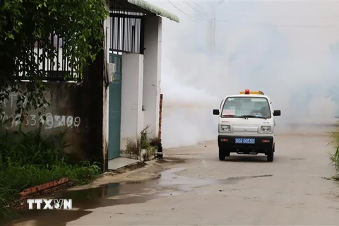 Phun hóa chất ngăn ngừa bệnh sốt xuất huyết tại phường Trảng Dài, thành phố Biên Hòa, tỉnh Đồng Nai. (Ảnh: Lê Xuân/TTXVN)