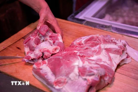 Một quầy bán thịt lợn tại chợ ở Bắc Kinh, Trung Quốc. (Ảnh: AFP/TTXVN)