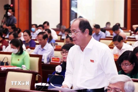 Ông Tăng Chí Thượng, Giám đốc Sở Y tế Thành phố Hồ Chí Minh trao đổi về tình hình y tế, dịch bệnh. (Ảnh: Xuân Khu/TTXVN)