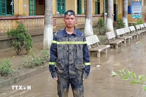 Chiến sỹ Quan Ngọc Hoàng ứng cứu hơn 100 em học sinh bị cô lập do mưa lũ tại Trường Trung học phổ thông Lâm Bình, tỉnh Tuyên Quang. (Ảnh: TTXVN phát)