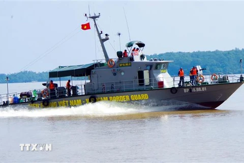Bộ đội Biên phòng tỉnh Sóc Trăng tuần tra, ngăn chặn tàu cá khai thác hải sản bất hợp pháp tại vùng biên giới biển. (Ảnh: TTXVN phát)