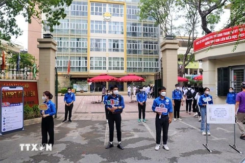 Lực lượng thanh niên tình nguyện túc trực tại điểm thi Trường THPT Kim Liên, quận Đống Đa. (Ảnh: Tuấn Đức/TTXVN)
