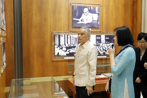 Phó Chủ tịch Quốc hội Lào Sommad Pholsena tham quan Nhà Quốc hội. (Nguồn: daibieunhandan.vn)