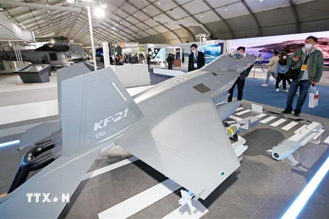 Mô hình máy bay chiến đấu thế hệ mới KF-21 Boramae của Hàn Quốc được trưng bày tại Seoul ADEX 2021 ngày 18/10/2021. (Ảnh: YONHAP/TTXVN)
