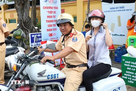 Thiếu tá Nguyễn Tường Duy và thí sinh Nguyễn Thị Thu Vân kịp thời trở lại điểm thi. (Ảnh: TTXVN phát)