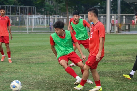 U19 Việt Nam có buổi tập nhẹ trên sân phụ chiều 9/7. (Nguồn: VFF)