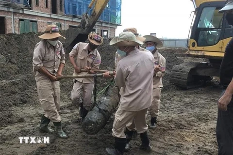 Đội xử lý bom mìn MAG Quảng Bình xử lý an toàn một quả bom phát hiện gần sát chợ thành phố Đồng Hới ngày 7/3/2022. (Ảnh: TTXVN phát)