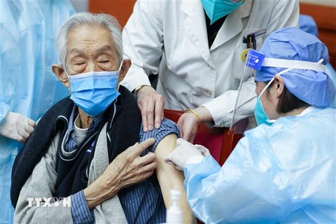 Nhân viên y tế tiêm vaccine phòng COVID-19 cho người cao tuổi tại Bắc Kinh (Trung Quốc) ngày 18/4/2022. (Ảnh: THX/TTXVN)