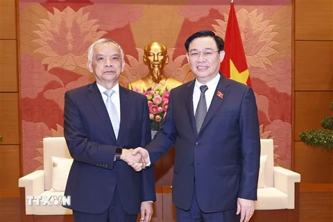 Chủ tịch Quốc hội Vương Đình Huệ và Phó Chủ tịch Quốc hội Lào. (Ảnh: Doãn Tấn/TTXVN)