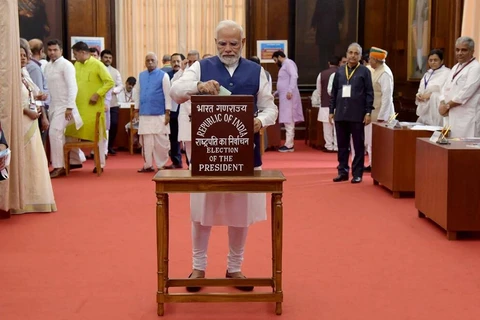 Thủ tướng Narendra Modi bỏ phiếu tại Delhi để bầu Tổng thống thứ 15 của Ấn Độ. (Nguồn: indianexpress.com)