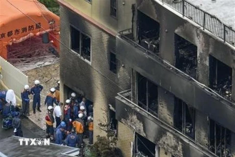 Lực lượng chức năng điều tra tại hiện trường vụ cháy xưởng phim Kyoto Animation ở Kyoto, Nhật Bản ngày 19/7/2019. (Ảnh: Kyodo/TTXVN)