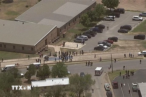 Lực lượng thực thi pháp luật Mỹ được triển khai tại hiện trường vụ xả súng đẫm máu ở trường tiểu học Robb của thị trấn Uvalde, bang Texas (Mỹ), ngày 24/5/2022. (Ảnh: SBG/TTXVN)
