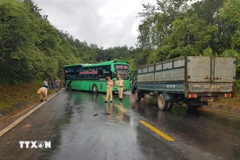Hiện trường vụ tai nạn giao thông giữa xe ôtô rơmoóc và xe khách tại huyện Ngọc Hồi, tỉnh Kon Tum khiến 1 người chết và 3 người bị thương. (Ảnh: TTXVN phát)