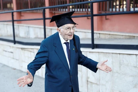 Cụ ông Giuseppe Paterno ở tuổi 96 tại lễ tốt nghiệp cử nhân Lịch sử và Triết học tại Đại học Palermo, ở Palermo, Italy ngày 29 tháng 7 năm 2020 (Nguồn: Ruters)
