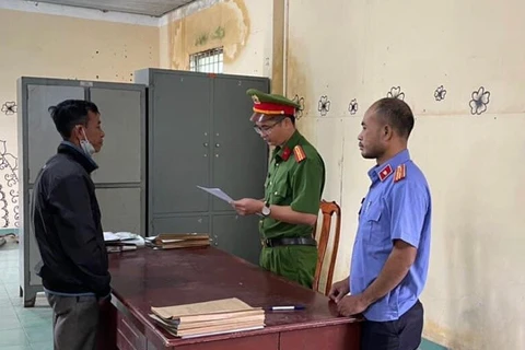 Cơ quan Cảnh sát Điều tra và Viện Kiểm sát Nhân dân huyện Đam Rông thi hành lệnh bắt tạm giam đối với đối tượng Sơn Hòa. (Nguồn: baolamdong.vn)