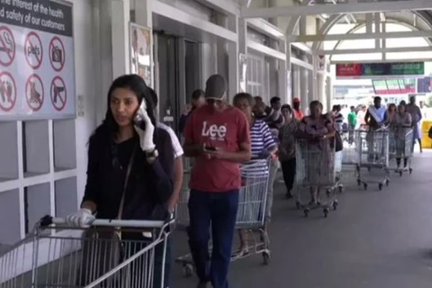 Người dân Nam Phi xếp hàng tại một trung tâm mua sắm. (Nguồn: africanews.com)