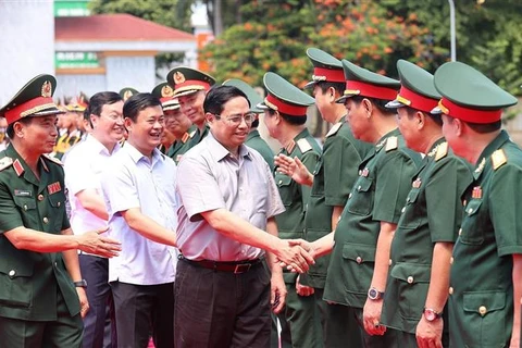 Thủ tướng Phạm Minh Chính với cán bộ, chỉ huy Bộ Tư lệnh Quân khu 4. (Ảnh: Dương Giang/TTXVN)