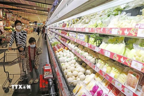 Người dân mua sắm tại siêu thị Aeon Long Biên, Hà Nội. (Ảnh: Trần Việt/TTXVN)