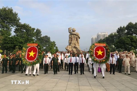 Đoàn đại biểu dâng hoa, dâng hương tưởng niệm các Anh hùng liệt sỹ tại Nghĩa trang Liệt sỹ Thành phố Hồ Chí Minh. (Ảnh: Thanh Vũ/TTXVN)