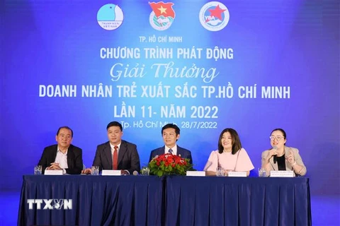 Đại diện Ban tổ chức Giải thưởng "Doanh nhân Trẻ xuất sắc Thành phố Hồ Chí Minh" lần 11 năm 2022 chủ trì phiên thảo luận. (Ảnh: Mỹ Phương/TTXVN)