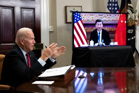 Tổng thống Mỹ Joe Biden (trái) và Chủ tịch Trung Quốc Tập Cận Bình trong cuộc họp trực tuyến ngày 15/11/2021. (Ảnh: nytimes.com)