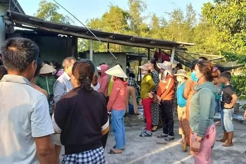 Người dân đến chia buồn với gia đình nạn nhân bị đuối nước ở xã Triệu Vân. (laodong.vn)