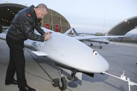 Tổng thống Recep Tayyip Erdogan bên một mẫu máy bay không người lái. (Nguồn: atalayar.com)