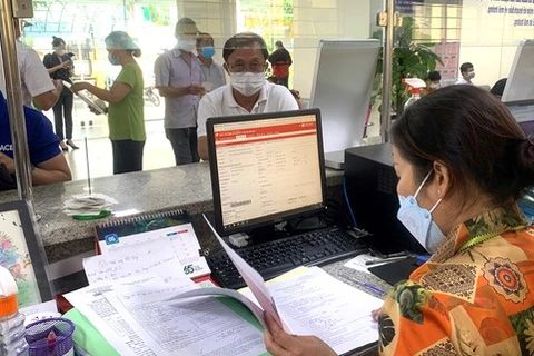 Người dân làm thủ tục hành chính tại Chi nhánh Văn phòng Đăng ký đất đai quận Gò Vấp (TP. HCM). (Ảnh: sggp.org.vn)