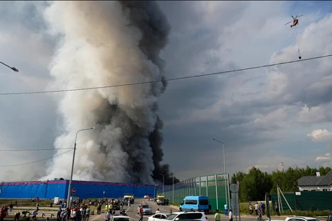 Khói bốc lên từ đám cháy nhà kho của công ty thương mại điện tử Ozon ở quận Istra, Tây Bắc Mosskva, Nga, ngày 3/8. (Nguồn: AP)